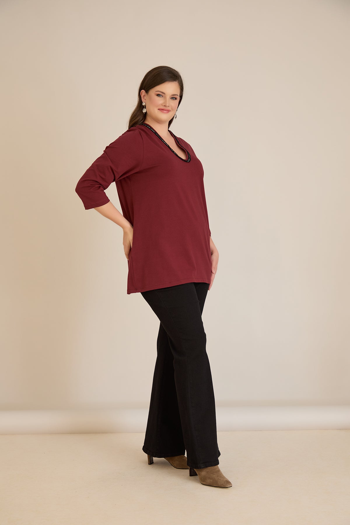 Μπλούζα με V-ντεκολτέ και ασημί τρέσα σε Μπορντό χρώμα σε μεγάλα μεγέθη 