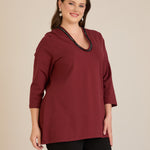 Μπλούζα με V-ντεκολτέ και ασημί τρέσα σε Μπορντό χρώμα σε μεγάλα μεγέθη 