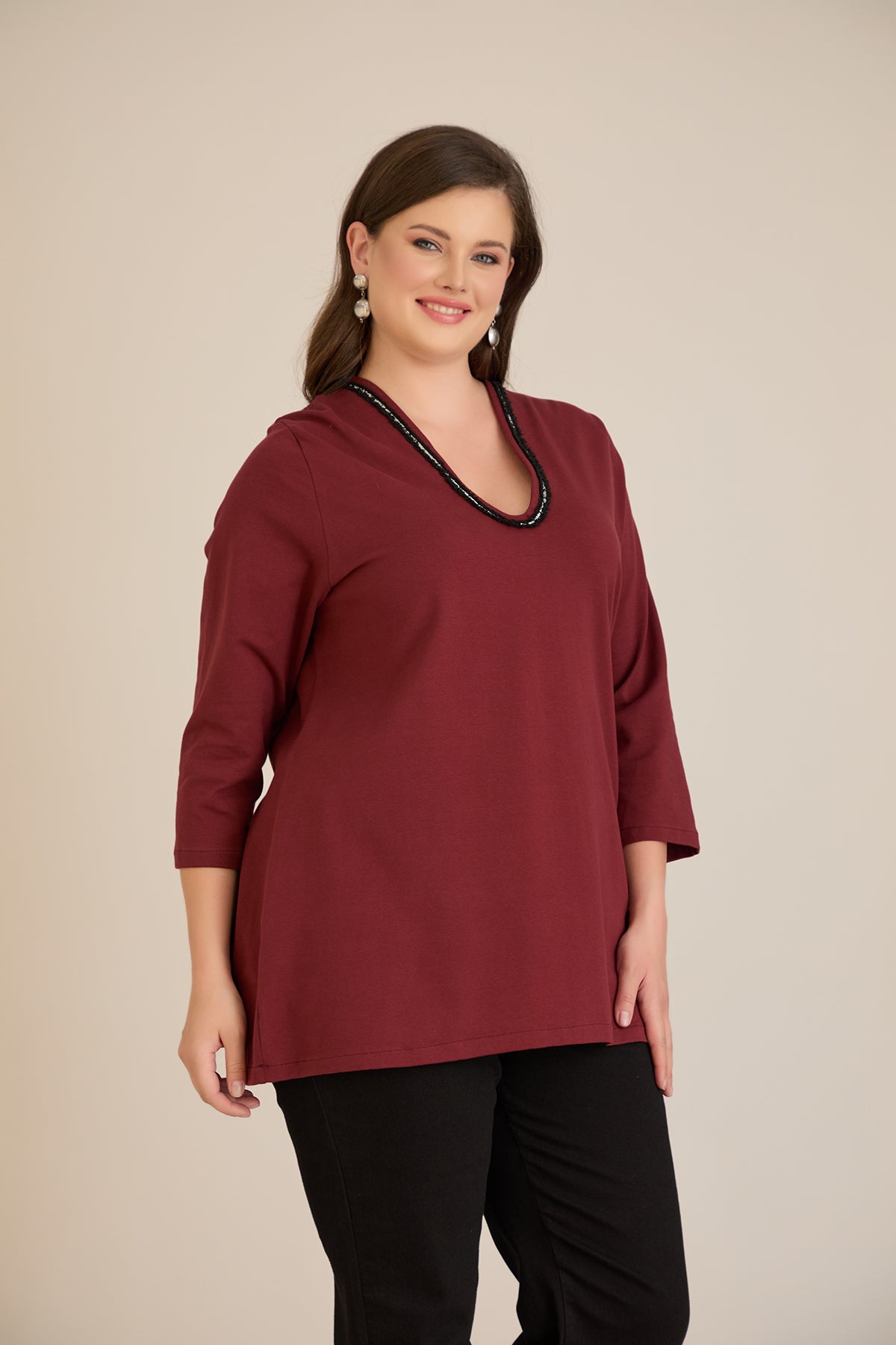 Μπλούζα με V-ντεκολτέ και ασημί τρέσα σε Μπορντό χρώμα σε μεγάλα μεγέθη 