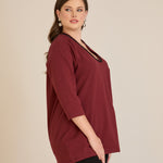 Μπλούζα με V-ντεκολτέ και ασημί τρέσα σε Μπορντό χρώμα σε μεγάλα μεγέθη 