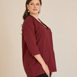 Μπλούζα με V-ντεκολτέ και ασημί τρέσα σε Μπορντό χρώμα σε μεγάλα μεγέθη 