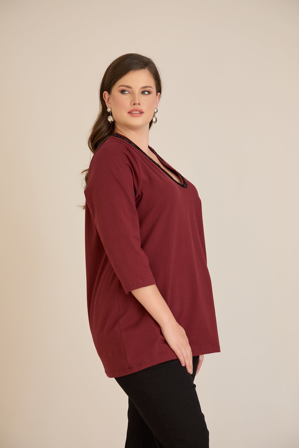 Μπλούζα με V-ντεκολτέ και ασημί τρέσα σε Μπορντό χρώμα σε μεγάλα μεγέθη 