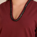 Μπλούζα με V-ντεκολτέ και ασημί τρέσα σε Μπορντό χρώμα σε μεγάλα μεγέθη 