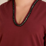 Μπλούζα με V-ντεκολτέ και ασημί τρέσα σε Μπορντό χρώμα σε μεγάλα μεγέθη 