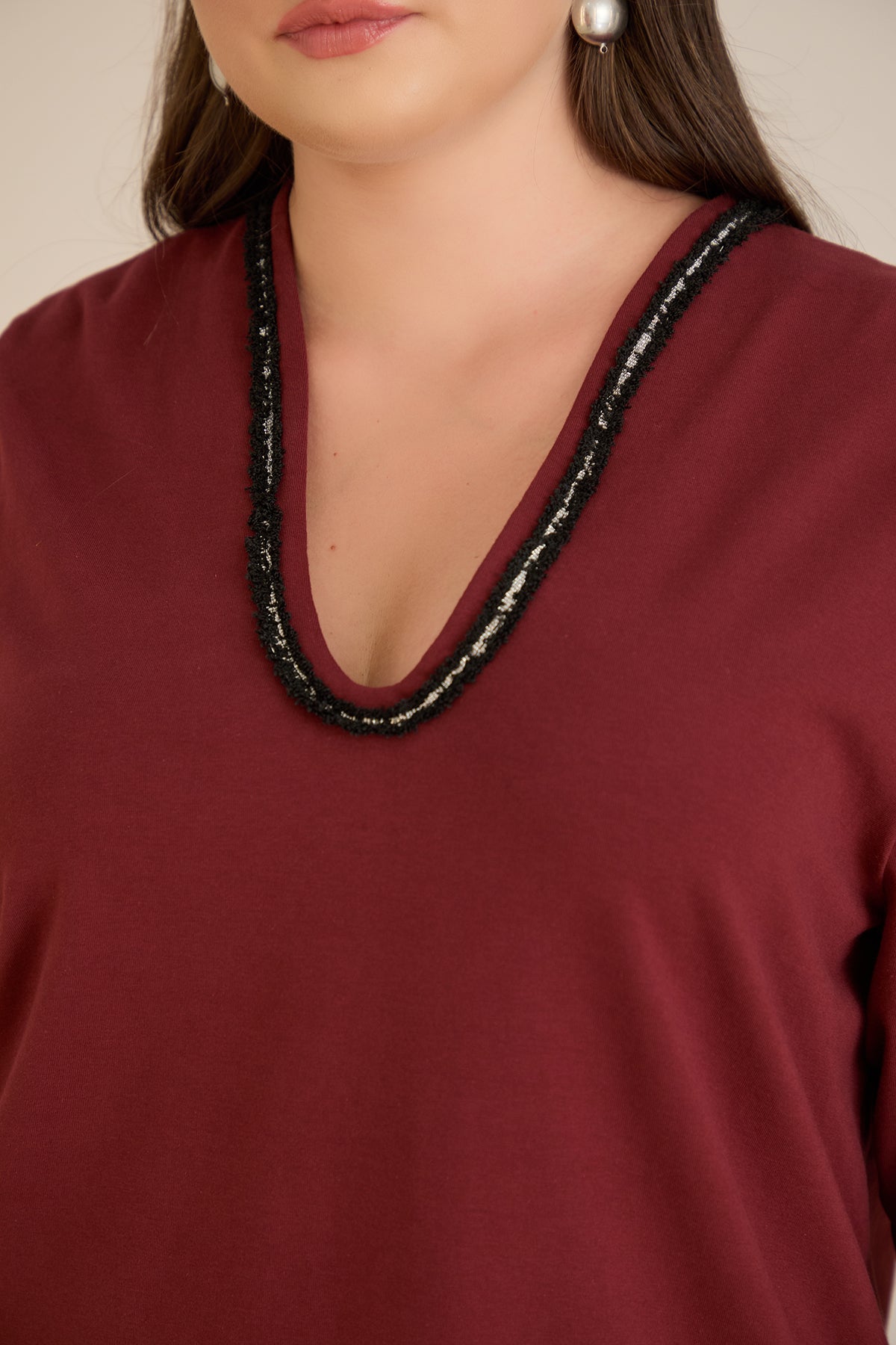 Μπλούζα με V-ντεκολτέ και ασημί τρέσα σε Μπορντό χρώμα σε μεγάλα μεγέθη 