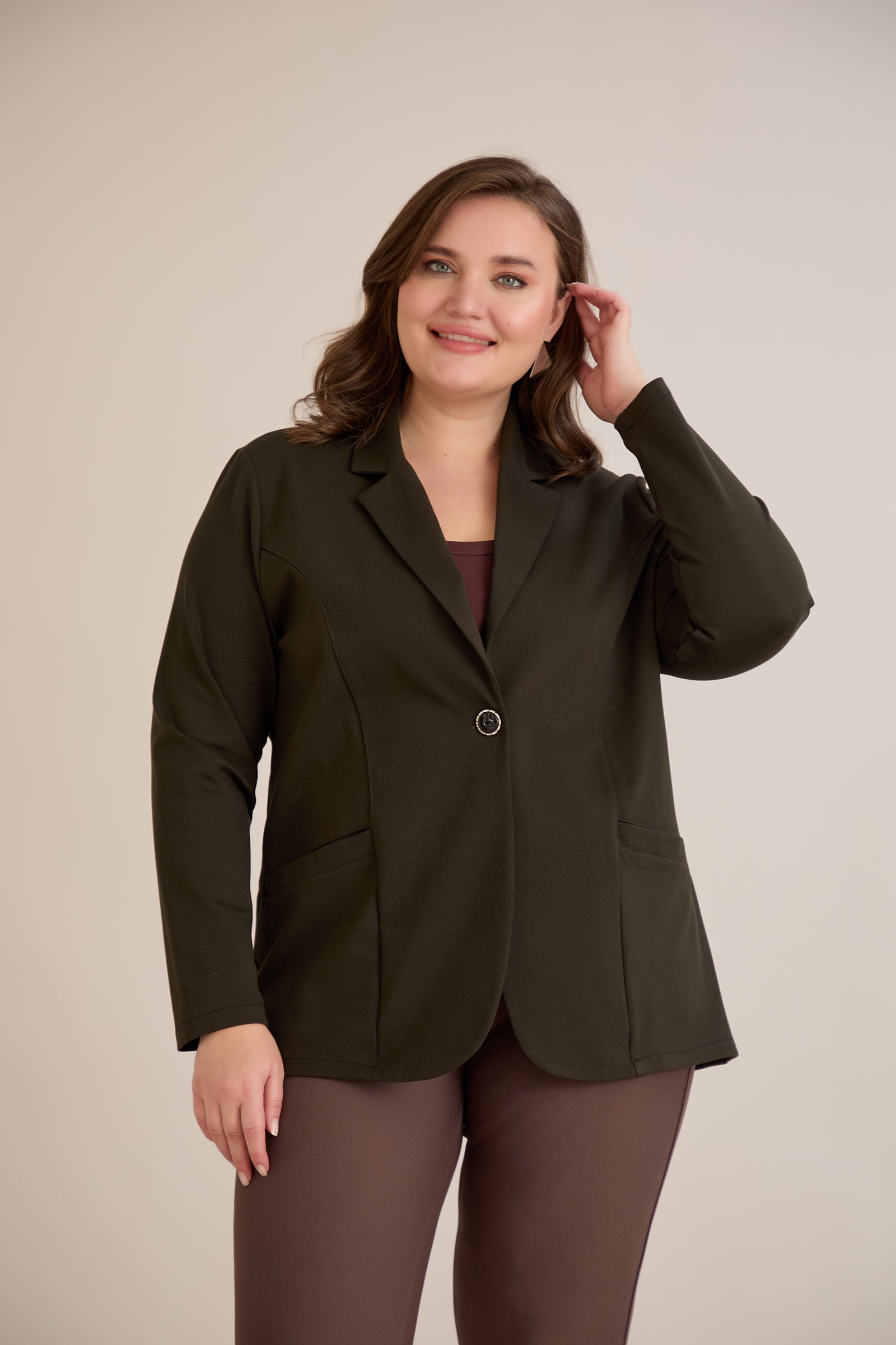 Σπορ-κομψό σακάκι με ρεβέρ και κούμπωμα σε Πράσινο χρώμα σε μεγάλα μεγέθη 