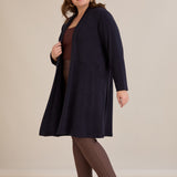 Μακριά ζακέτα τύπου κάπα σε Μπλε σκούρο χρώμα σε μεγάλα μεγέθη