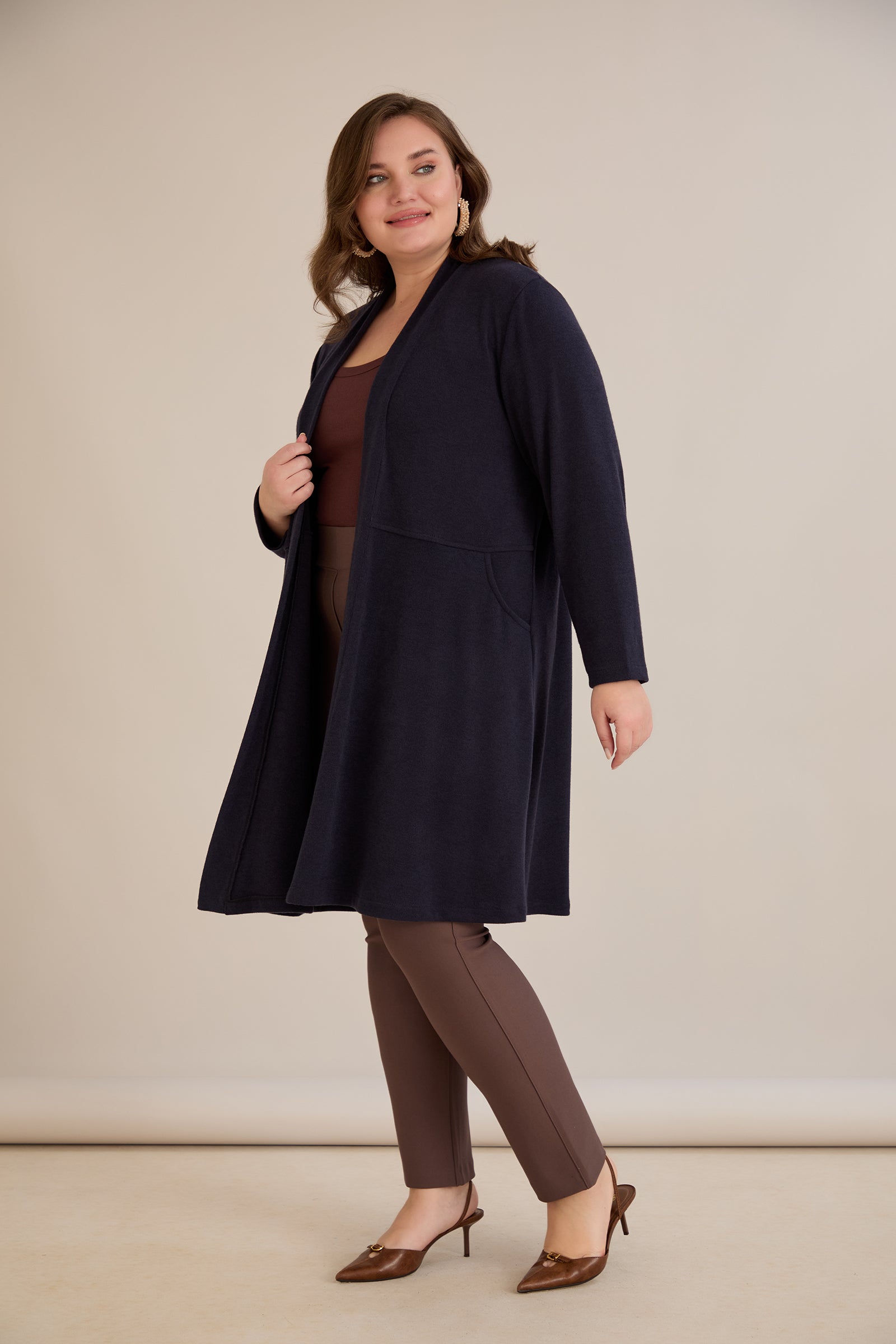 Μακριά ζακέτα τύπου κάπα σε Μπλε σκούρο χρώμα σε μεγάλα μεγέθη