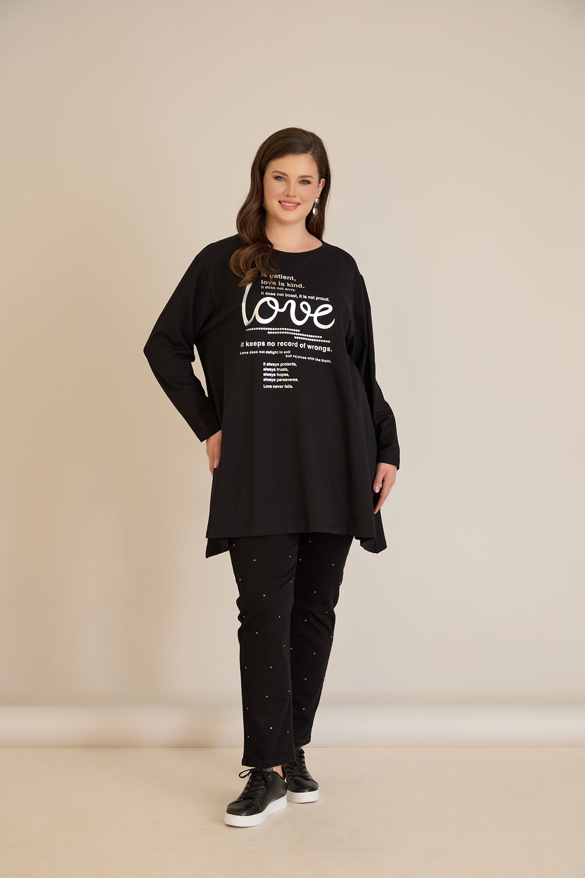 Βαμβακερή τουνίκ με ασημί στάμπα Love σε μαύρο χρώμα σε μεγάλα μεγέθη 