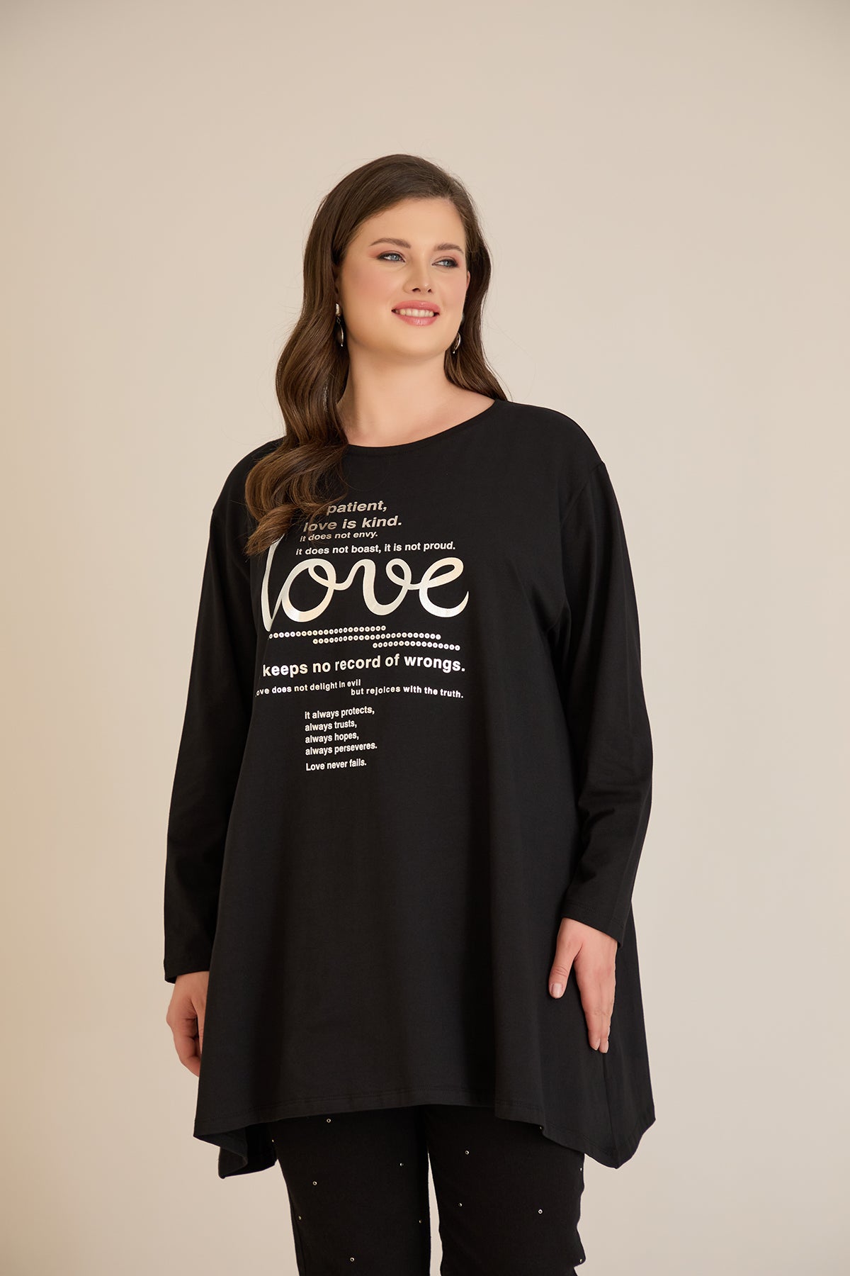 Βαμβακερή τουνίκ με ασημί στάμπα Love σε μαύρο χρώμα σε μεγάλα μεγέθη 