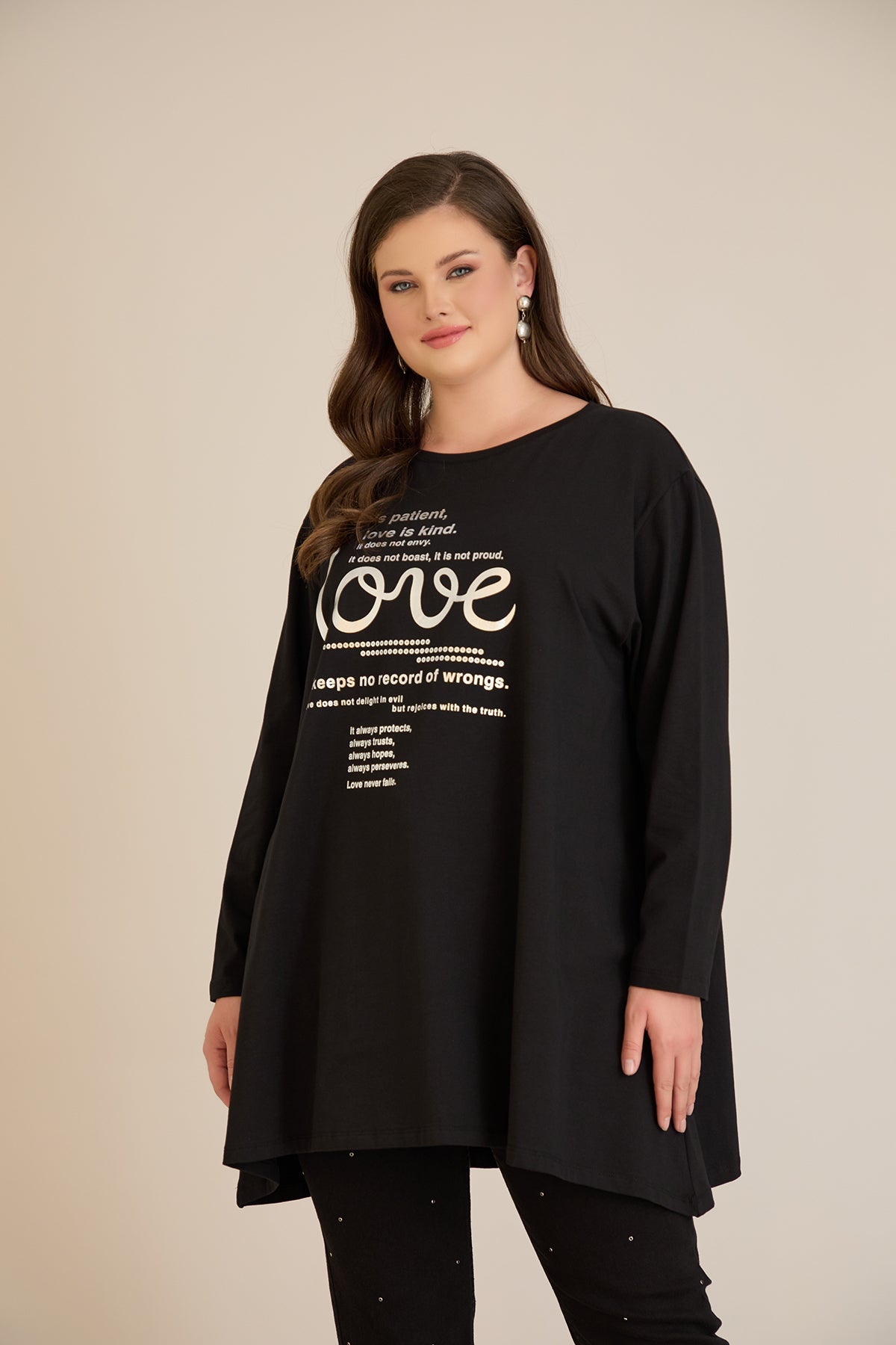 Βαμβακερή τουνίκ με ασημί στάμπα Love σε μαύρο χρώμα σε μεγάλα μεγέθη 