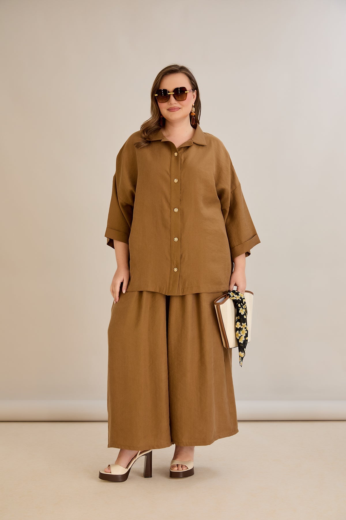 Σετ Premium Tencel παντελόνι και πουκάμισο σε καφέ σε μεγάλα μεγέθη 