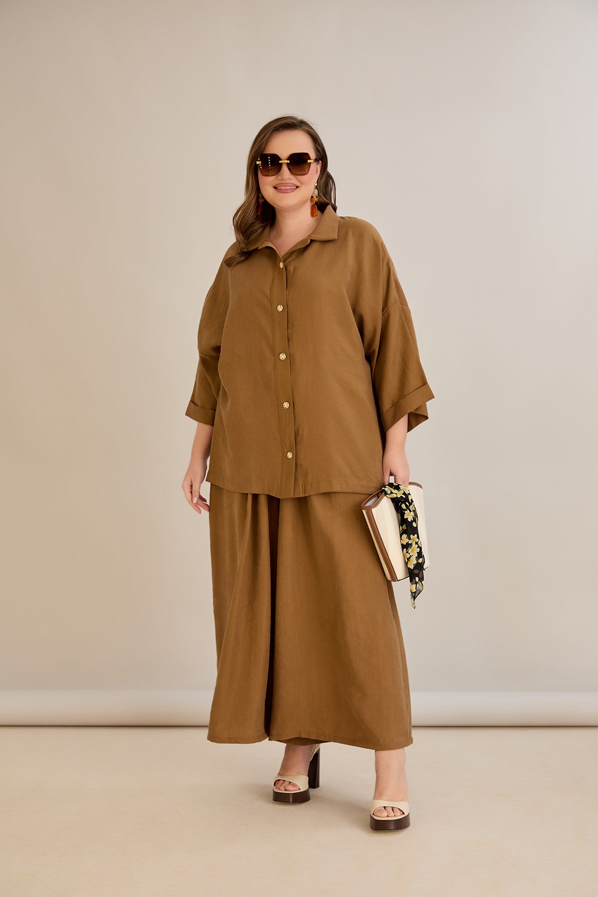 Σετ Premium Tencel παντελόνι και πουκάμισο σε καφέ σε μεγάλα μεγέθη 