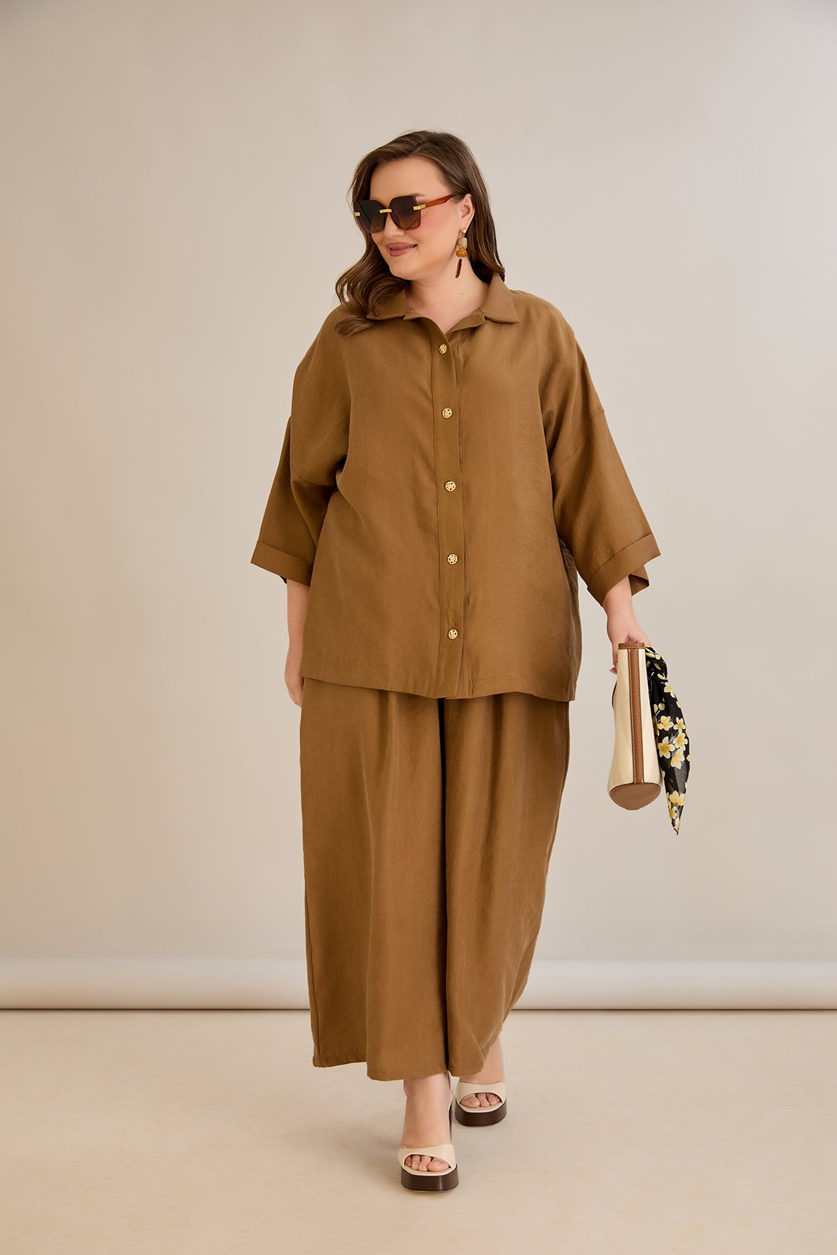 Σετ Premium Tencel παντελόνι και πουκάμισο σε καφέ σε μεγάλα μεγέθη 