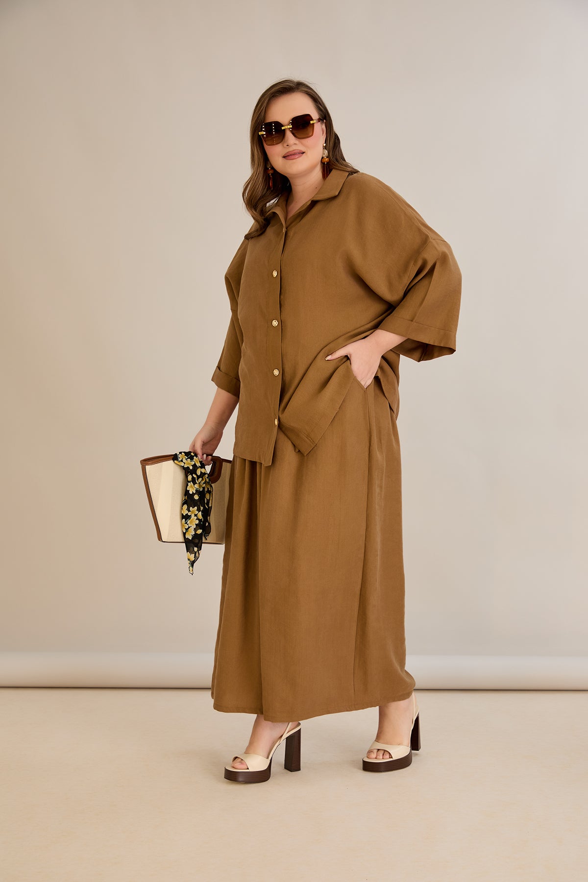 Σετ Premium Tencel παντελόνι και πουκάμισο σε καφέ σε μεγάλα μεγέθη 