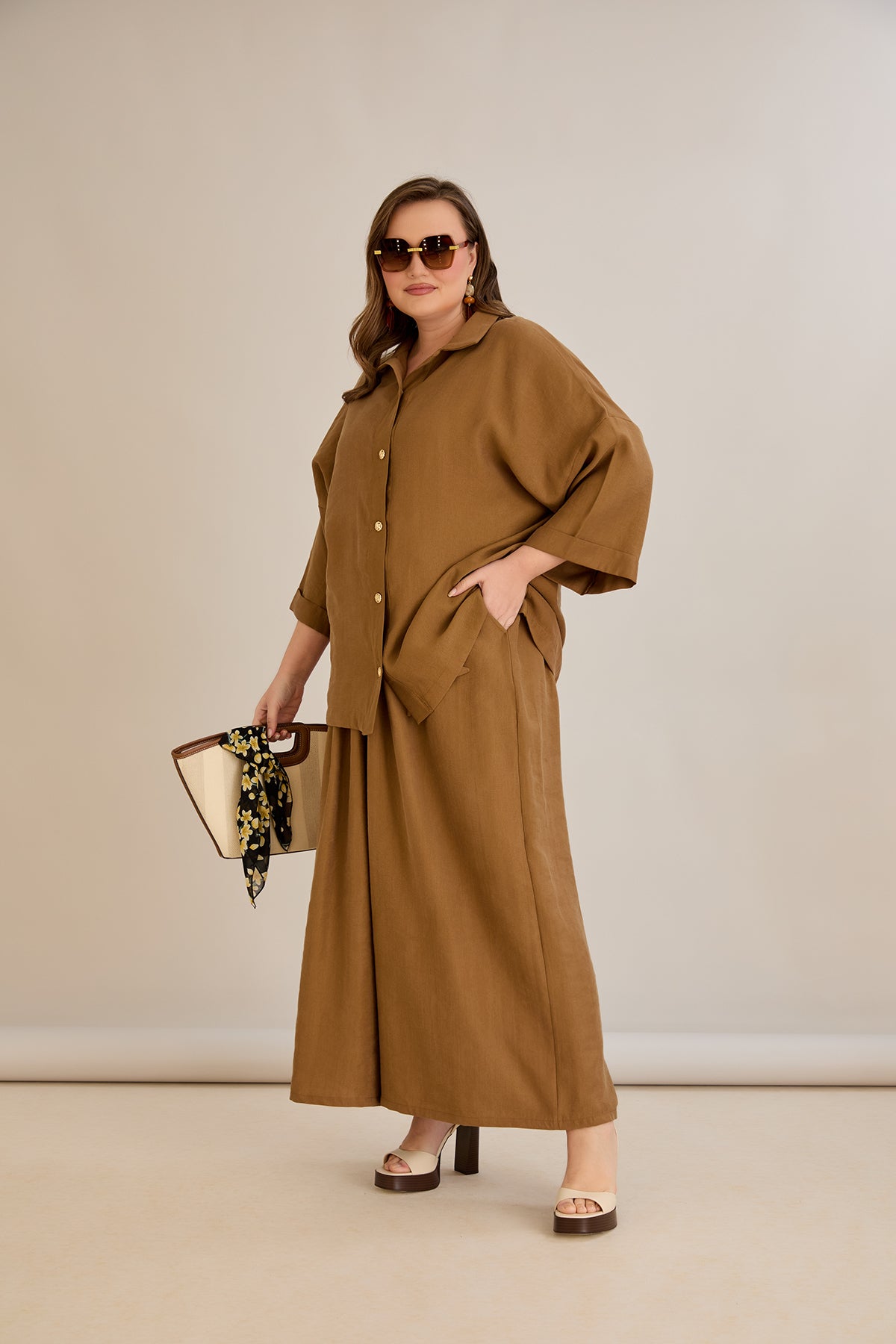 Σετ Premium Tencel παντελόνι και πουκάμισο σε καφέ σε μεγάλα μεγέθη 