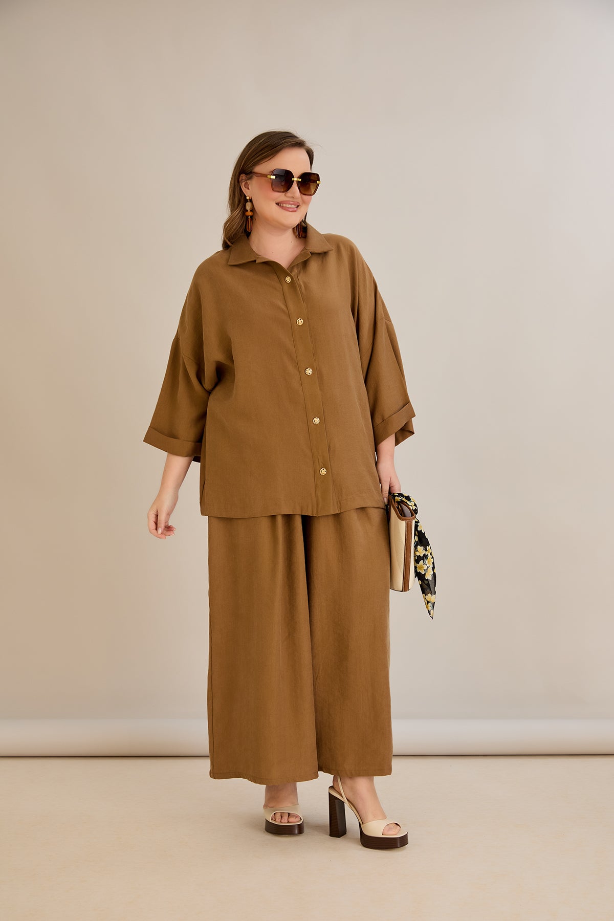 Σετ Premium Tencel παντελόνι και πουκάμισο σε καφέ σε μεγάλα μεγέθη 