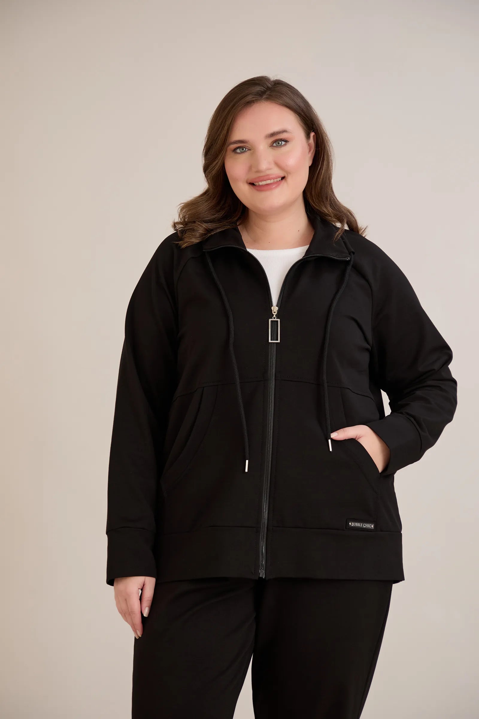 Ζακέτα με φερμουάρ και τσέπες σε μαύρο χρώμα σε μεγάλα μεγέθη