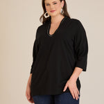 Μπλούζα με V-ντεκολτέ και ασημί τρέσα σε Μαύρο χρώμα σε μεγάλα μεγέθη 