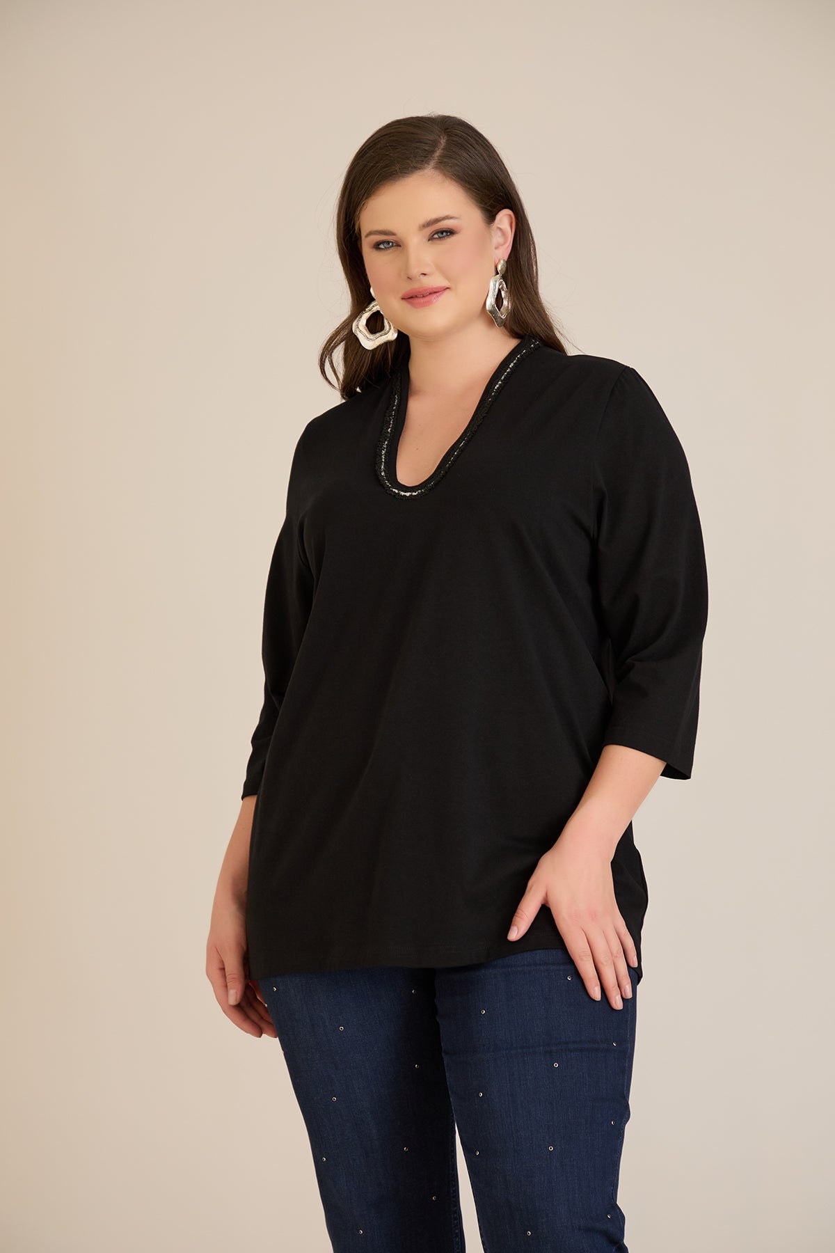 Μπλούζα με V-ντεκολτέ και ασημί τρέσα σε Μαύρο χρώμα σε μεγάλα μεγέθη 