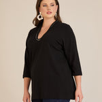 Μπλούζα με V-ντεκολτέ και ασημί τρέσα σε Μαύρο χρώμα σε μεγάλα μεγέθη 