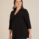 Μπλούζα με V-ντεκολτέ και ασημί τρέσα σε Μαύρο χρώμα σε μεγάλα μεγέθη 