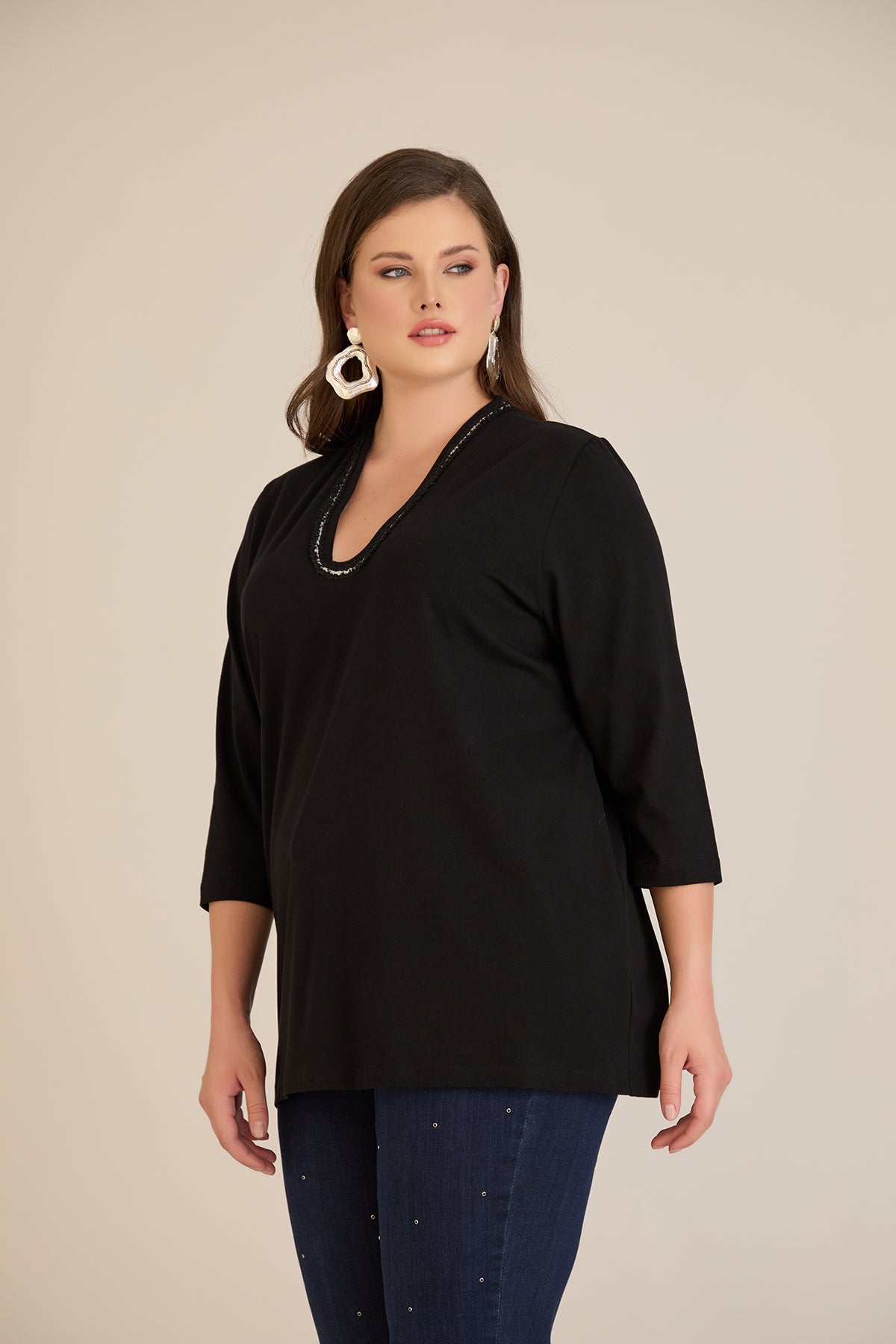 Μπλούζα με V-ντεκολτέ και ασημί τρέσα σε Μαύρο χρώμα σε μεγάλα μεγέθη 
