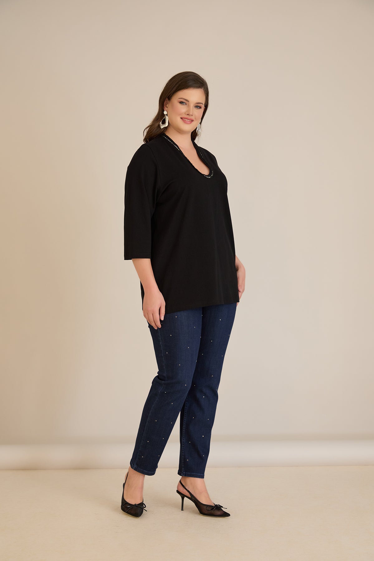 Μπλούζα με V-ντεκολτέ και ασημί τρέσα σε Μαύρο χρώμα σε μεγάλα μεγέθη 