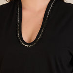 Μπλούζα με V-ντεκολτέ και ασημί τρέσα σε Μαύρο χρώμα σε μεγάλα μεγέθη 