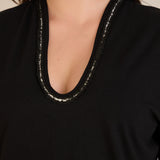 Μπλούζα με V-ντεκολτέ και ασημί τρέσα σε Μαύρο χρώμα σε μεγάλα μεγέθη 