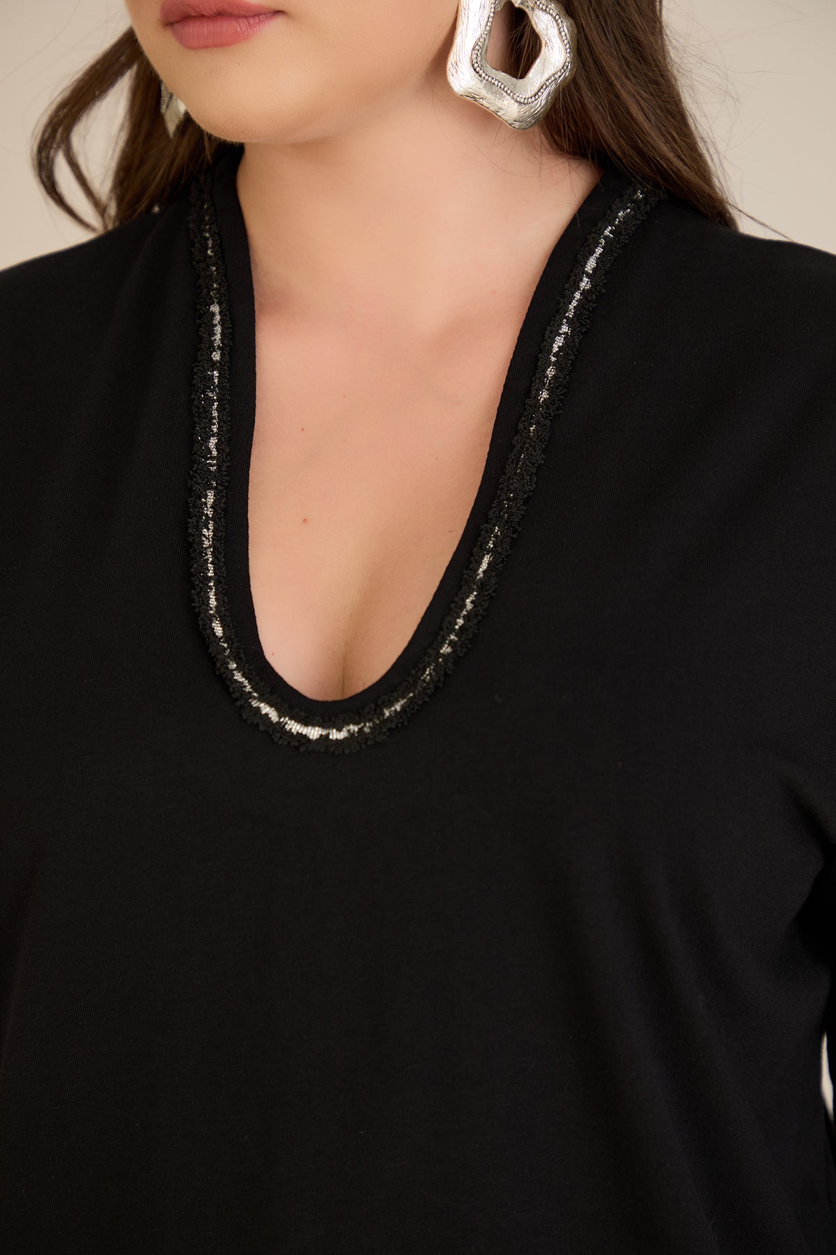 Μπλούζα με V-ντεκολτέ και ασημί τρέσα σε Μαύρο χρώμα σε μεγάλα μεγέθη 