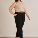 Ανοιξιάτικου παντελόνι με πιέτες και ελαστική μέση σε μαύρο χρώμα σε μεγάλα μεγέθη