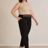 Ανοιξιάτικου παντελόνι με πιέτες και ελαστική μέση σε μαύρο χρώμα σε μεγάλα μεγέθη