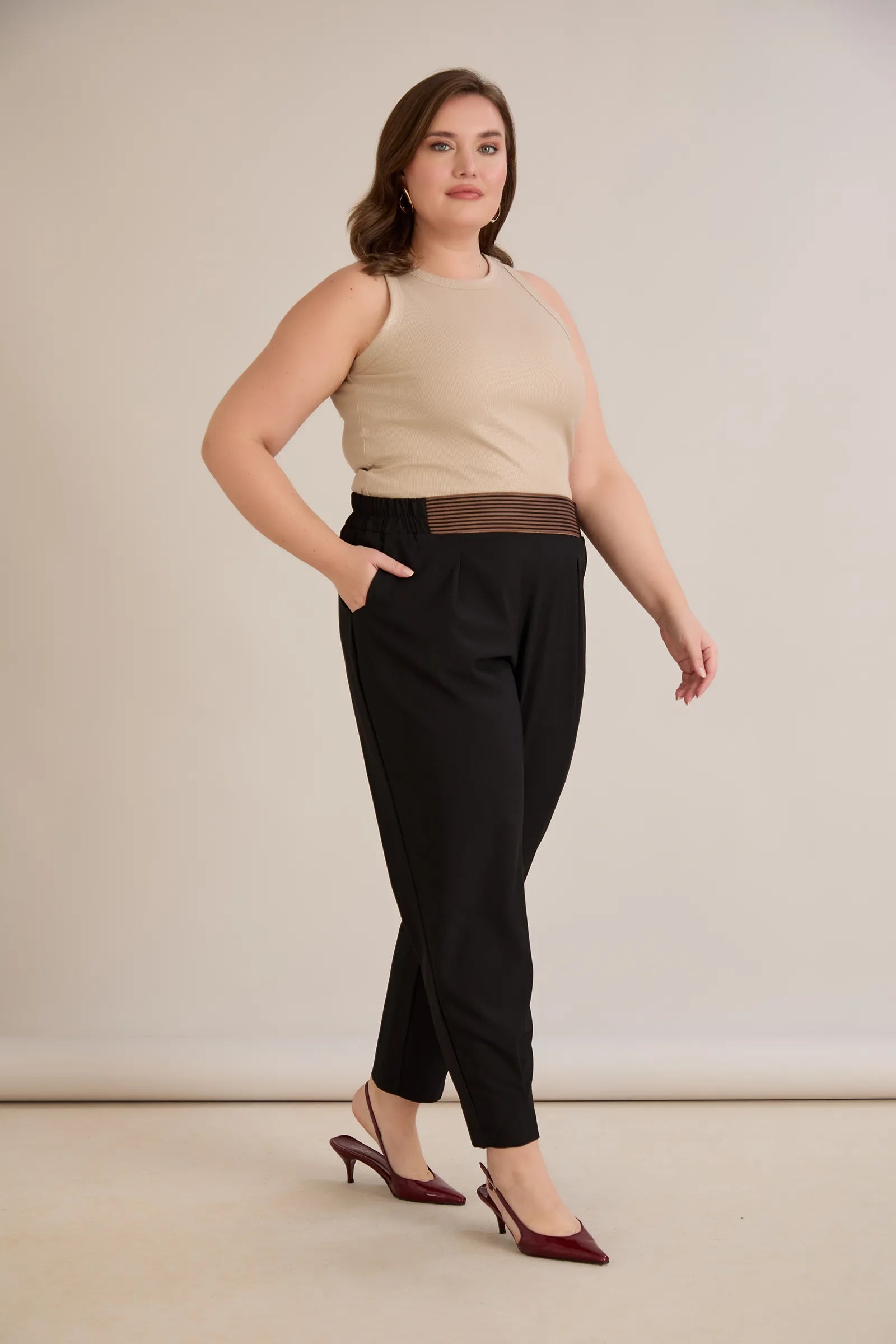 Ανοιξιάτικου παντελόνι με πιέτες και ελαστική μέση σε μαύρο χρώμα σε μεγάλα μεγέθη