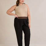 Ανοιξιάτικου παντελόνι με πιέτες και ελαστική μέση σε μαύρο χρώμα σε μεγάλα μεγέθη