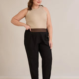 Ανοιξιάτικου παντελόνι με πιέτες και ελαστική μέση σε μαύρο χρώμα σε μεγάλα μεγέθη