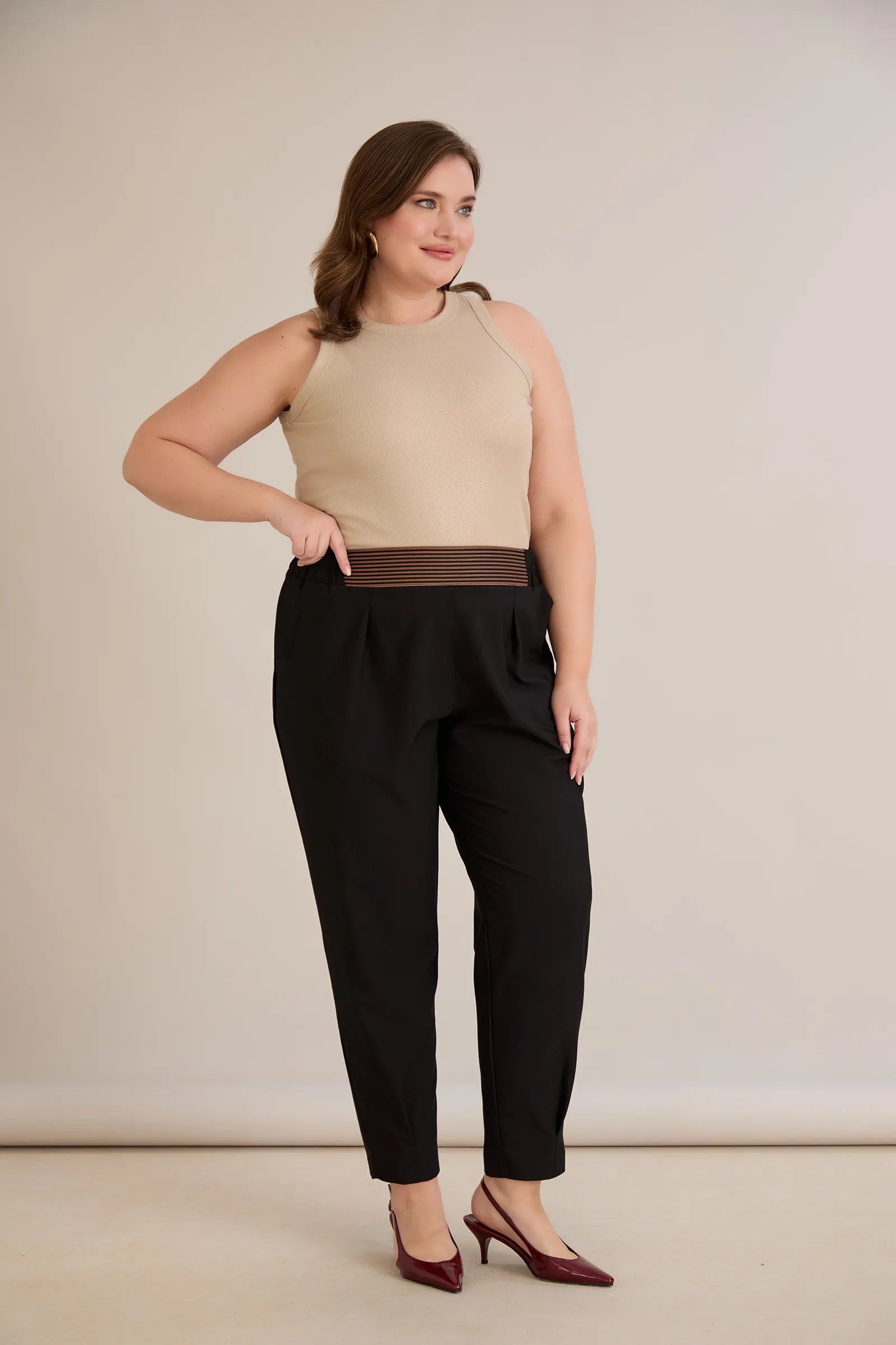 Ανοιξιάτικου παντελόνι με πιέτες και ελαστική μέση σε μαύρο χρώμα σε μεγάλα μεγέθη