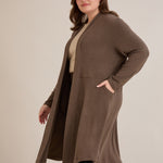 Μακριά ζακέτα τύπου κάπα σε Καπουτσίνο χρώμα σε μεγάλα μεγέθη