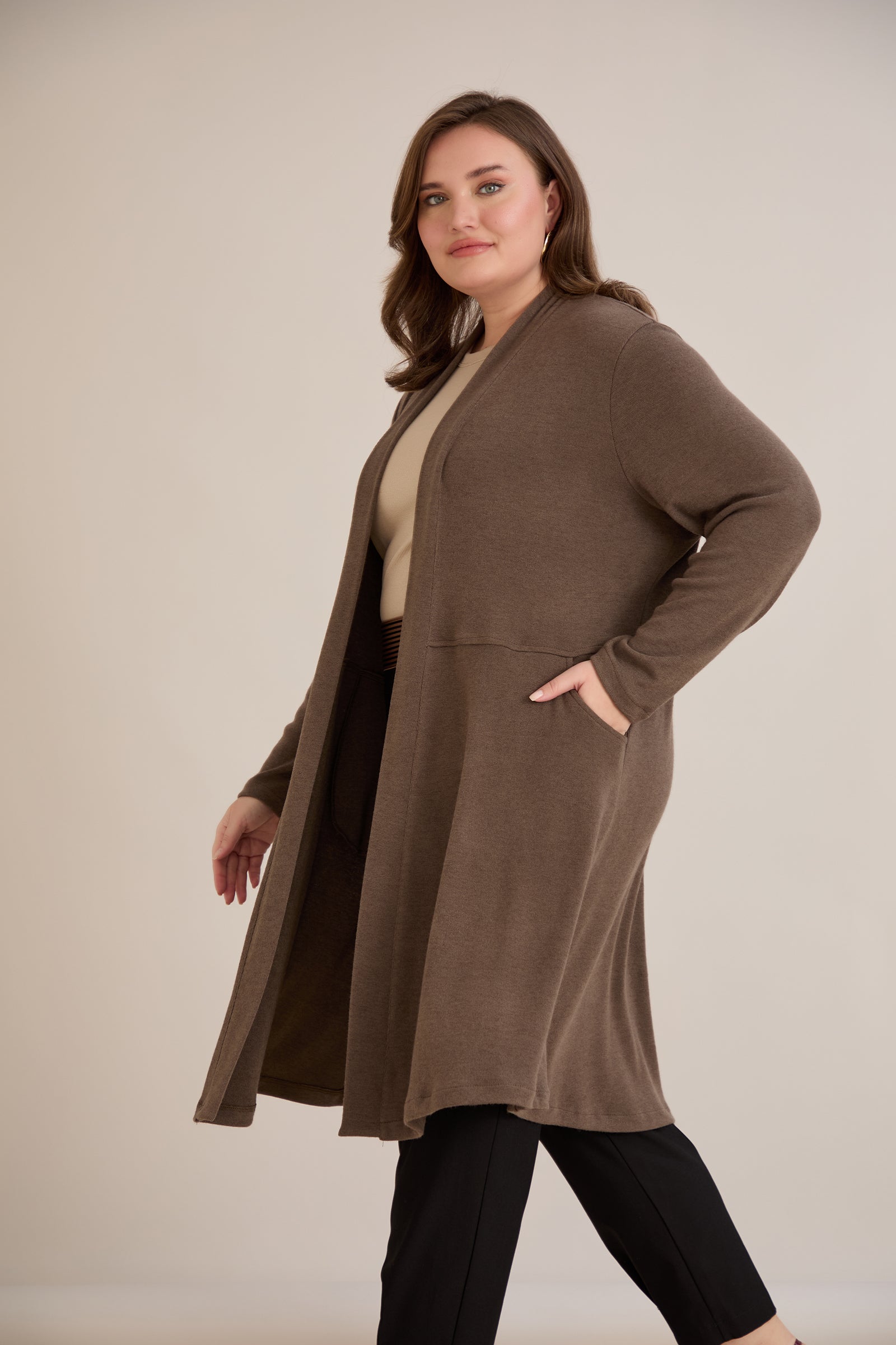 Μακριά ζακέτα τύπου κάπα σε Καπουτσίνο χρώμα σε μεγάλα μεγέθη