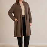 Μακριά ζακέτα τύπου κάπα σε Καπουτσίνο χρώμα σε μεγάλα μεγέθη