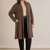 Μακριά ζακέτα τύπου κάπα σε Καπουτσίνο χρώμα σε μεγάλα μεγέθη