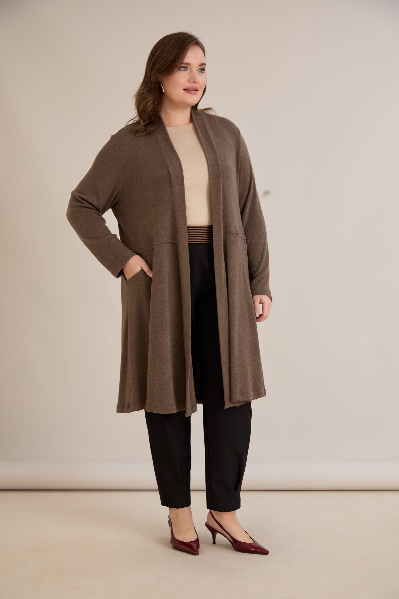 Μακριά ζακέτα τύπου κάπα σε Καπουτσίνο χρώμα σε μεγάλα μεγέθη