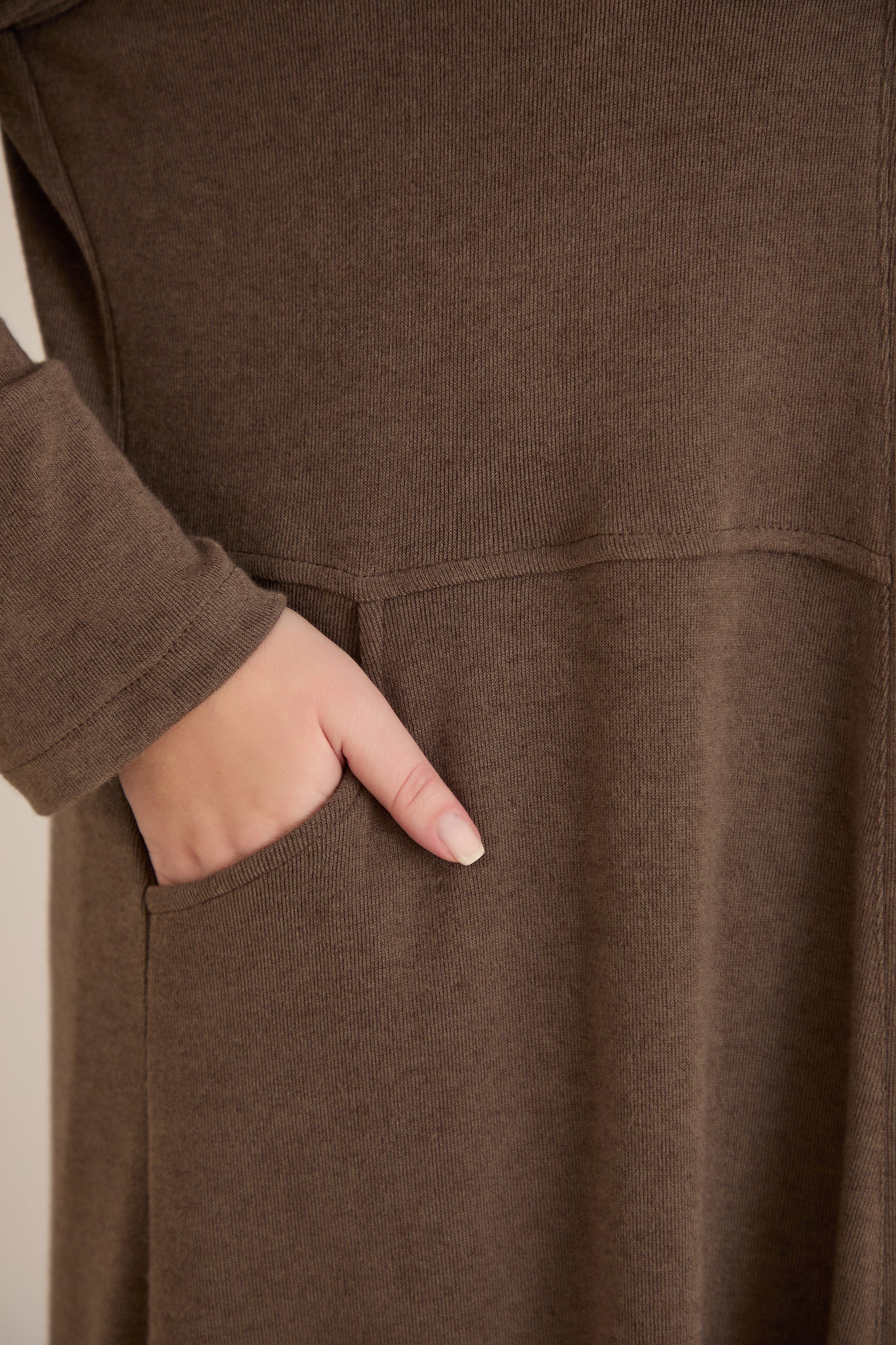 Μακριά ζακέτα τύπου κάπα σε Καπουτσίνο χρώμα σε μεγάλα μεγέθη