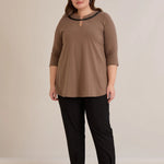 Βαμβακερή τουνίκ με εντυπωσιακό ντεκολτέ με ασημί λεπτομέρεια σε Μόκα χρώμα σε μεγάλα μεγέθη