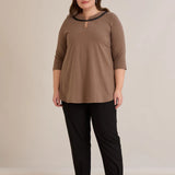 Βαμβακερή τουνίκ με εντυπωσιακό ντεκολτέ με ασημί λεπτομέρεια σε Μόκα χρώμα σε μεγάλα μεγέθη