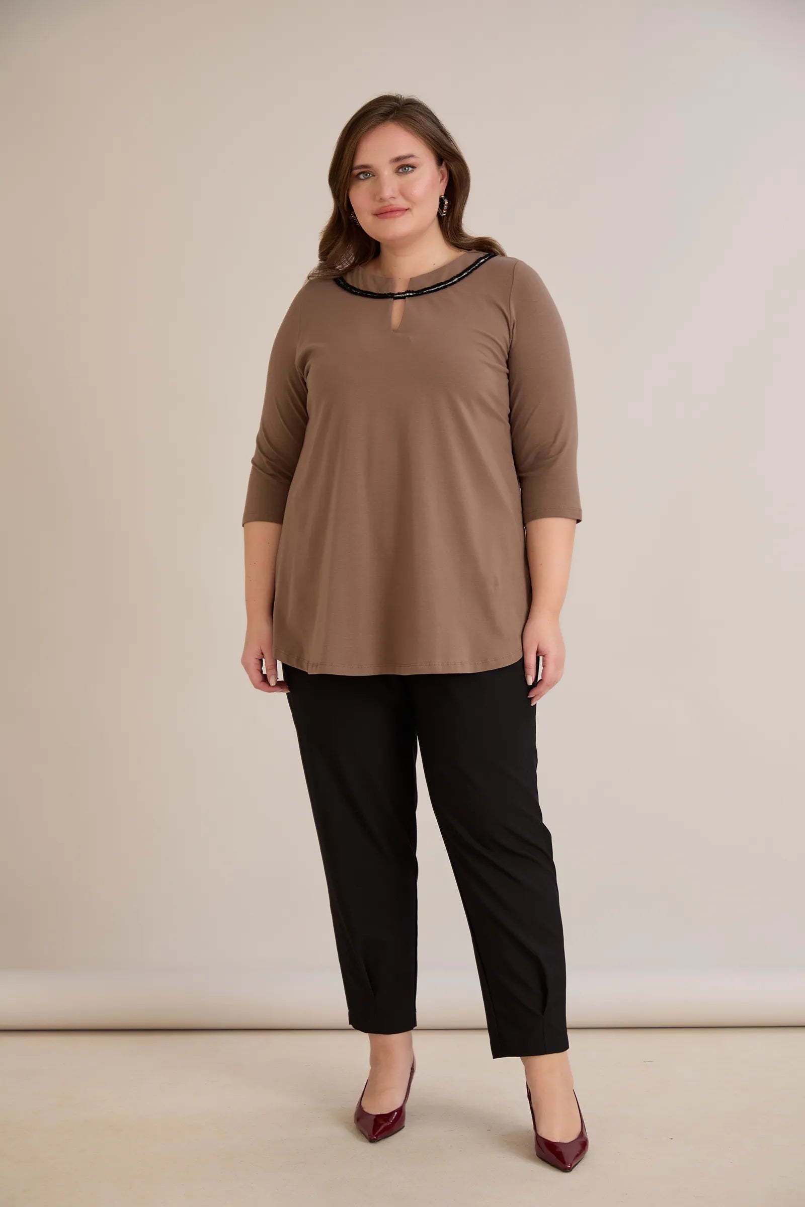 Βαμβακερή τουνίκ με εντυπωσιακό ντεκολτέ με ασημί λεπτομέρεια σε Μόκα χρώμα σε μεγάλα μεγέθη