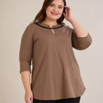 Βαμβακερή τουνίκ με εντυπωσιακό ντεκολτέ με ασημί λεπτομέρεια σε Μόκα χρώμα σε μεγάλα μεγέθη