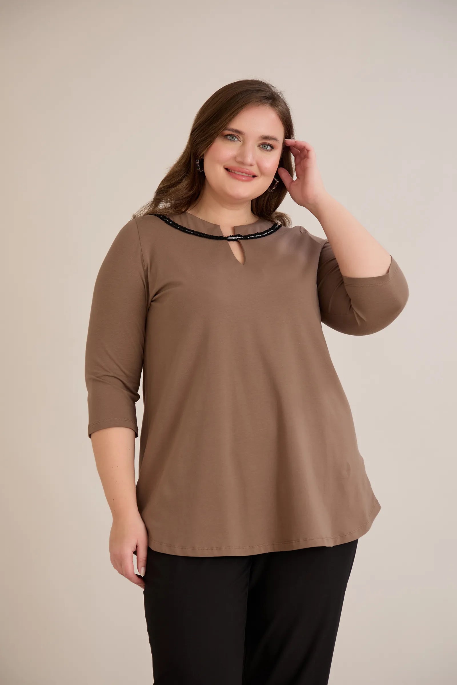 Βαμβακερή τουνίκ με εντυπωσιακό ντεκολτέ με ασημί λεπτομέρεια σε Μόκα χρώμα σε μεγάλα μεγέθη