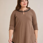 Βαμβακερή τουνίκ με εντυπωσιακό ντεκολτέ με ασημί λεπτομέρεια σε Μόκα χρώμα σε μεγάλα μεγέθη