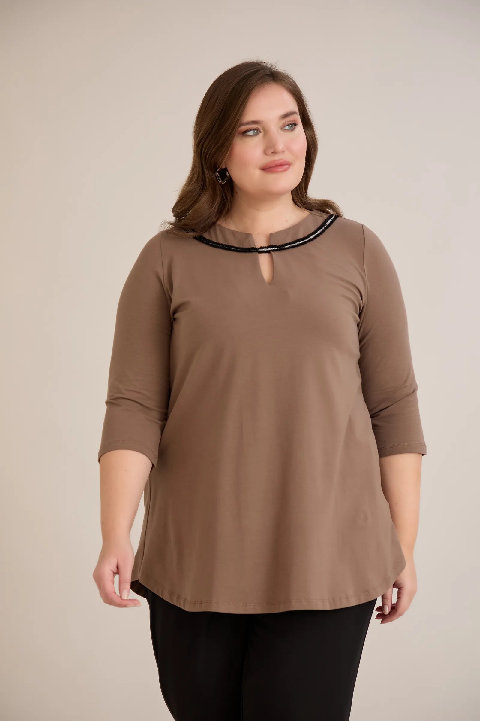 Βαμβακερή τουνίκ με εντυπωσιακό ντεκολτέ με ασημί λεπτομέρεια σε Μόκα χρώμα σε μεγάλα μεγέθη